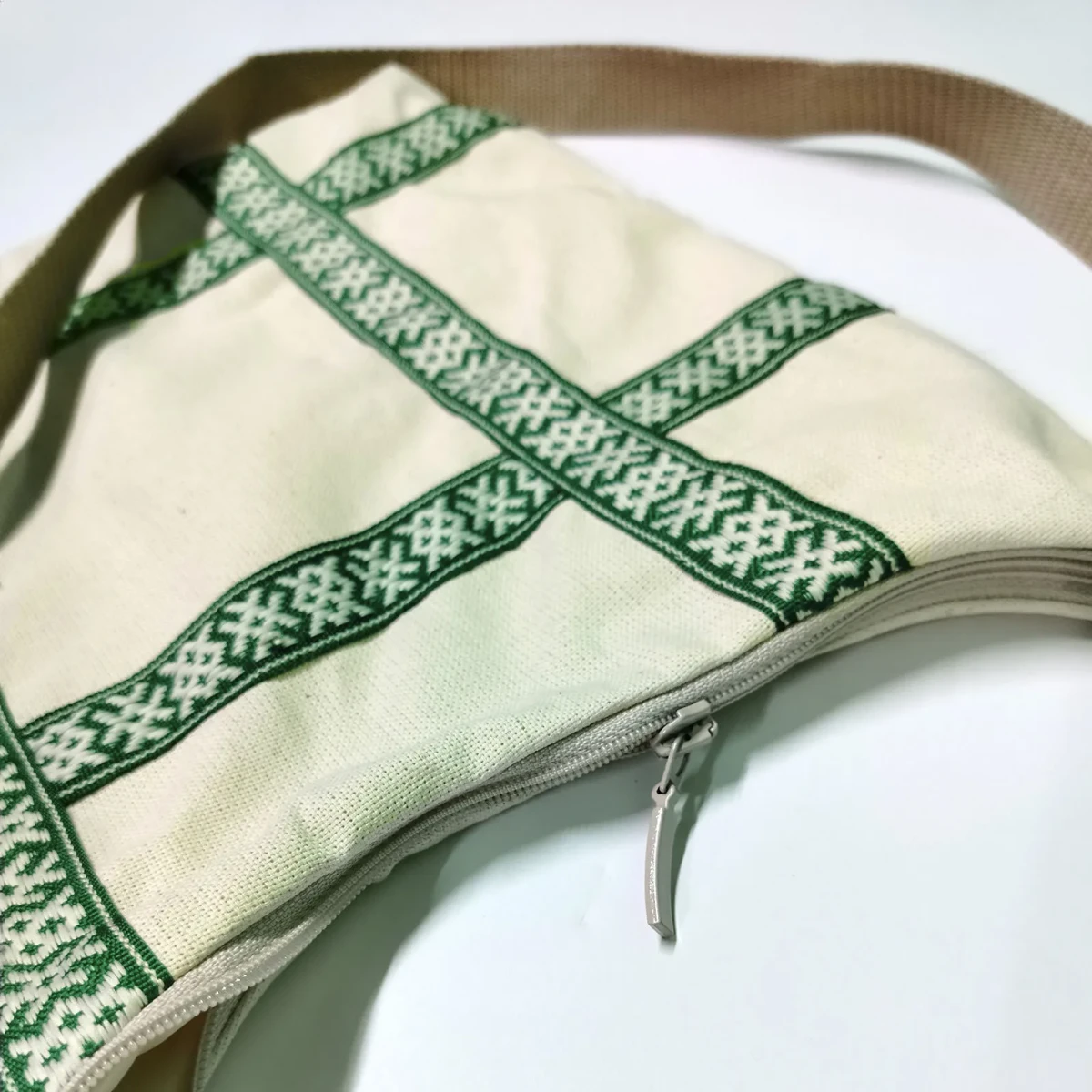 Сумка-хобо бежевая с тесьмой в русском стиле Сумка-хобо бежевая с тесьмой в русском стиле