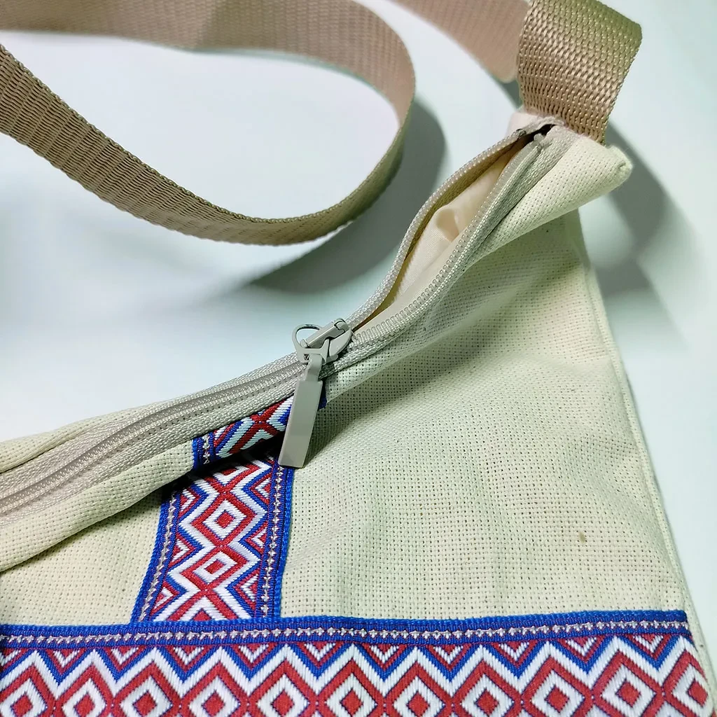 Сумка-хобо бежевая с тесьмой в русском стиле Сумка-хобо бежевая с тесьмой в русском стиле