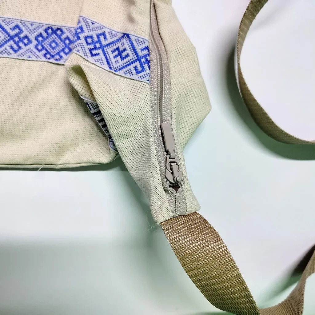 Сумка-хобо бежевая с тесьмой в русском стиле Сумка-хобо бежевая с тесьмой в русском стиле