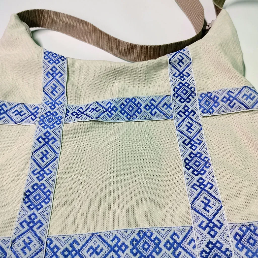 Сумка-хобо бежевая с тесьмой в русском стиле Сумка-хобо бежевая с тесьмой в русском стиле