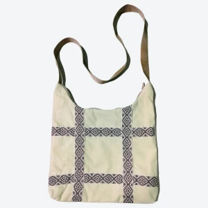 Сумка-хобо бежевая с тесьмой в русском стиле Сумка-хобо бежевая с тесьмой в русском стиле