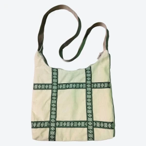 Сумка-хобо бежевая с тесьмой в русском стиле Сумка-хобо бежевая с тесьмой в русском стиле