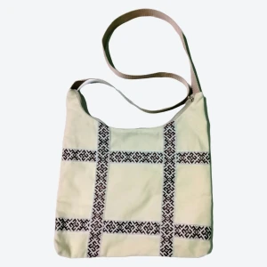 Сумка-хобо бежевая с тесьмой в русском стиле Сумка-хобо бежевая с тесьмой в русском стиле