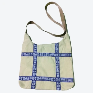 Сумка-хобо бежевая с тесьмой в русском стиле Сумка-хобо бежевая с тесьмой в русском стиле