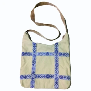 Сумка-хобо бежевая с тесьмой в русском стиле Сумка-хобо бежевая с тесьмой в русском стиле